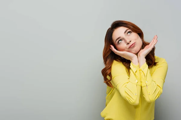 Mujer Sonriente Soñadora Mirando Hacia Arriba Mientras Toma Mano Cerca —  Fotos de Stock