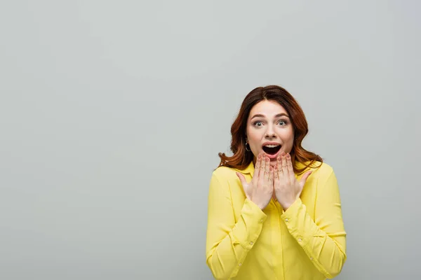 Schockierte Frau Blickt Die Kamera Während Sie Die Hände Gesichtsnähe — Stockfoto