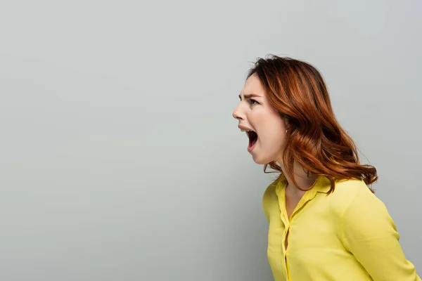 Wütende Frau Gelbem Kurzhaarschnitt Schreit Während Sie Grau Wegsieht — Stockfoto