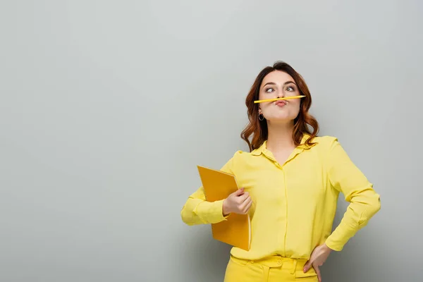 Vrolijke Vrouw Met Potlood Tussen Neus Lippen Poseren Met Notebook — Stockfoto