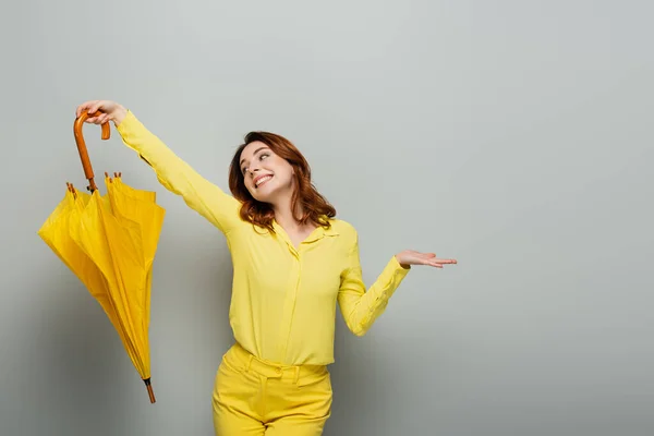 Cheerful Woman Yellow Shirt Standing Open Arm While Holding Yellow — Stock Photo, Image