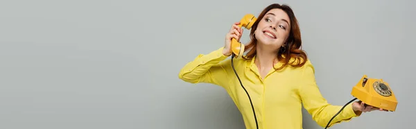 Radosna Kobieta Rozmawiająca Przez Retro Telefon Odwracając Wzrok Szarym Banerze — Zdjęcie stockowe