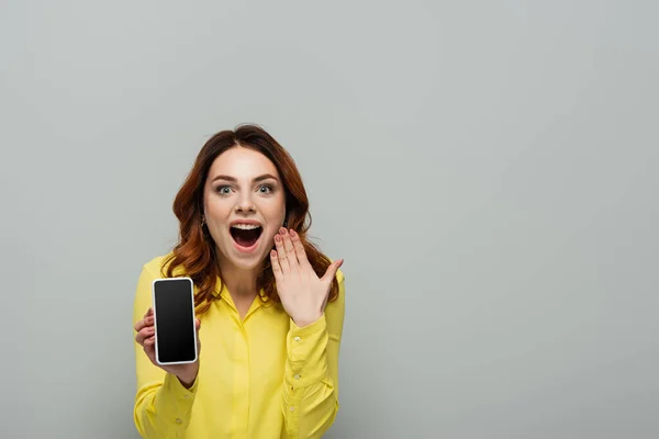 Mujer Asombrada Mirando Cámara Mientras Sostiene Teléfono Móvil Con Pantalla —  Fotos de Stock