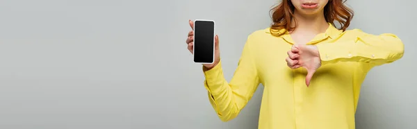 Visão Parcial Mulher Descontente Mostrando Antipatia Segurar Smartphone Com Tela — Fotografia de Stock