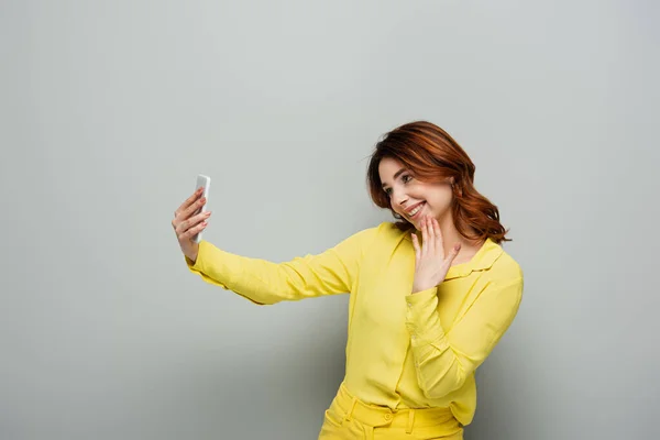 Mulher Feliz Segurando Mão Perto Rosto Tomar Selfie Telefone Móvel — Fotografia de Stock