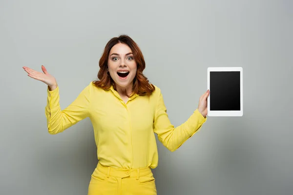 Verbaasd Vrouw Gele Kleren Houden Digitale Tablet Met Blanco Scherm — Stockfoto