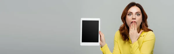 Mulher Espantada Segurando Tablet Digital Com Tela Branco Isolado Cinza — Fotografia de Stock
