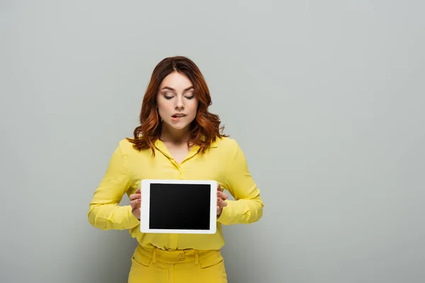 Nieuwsgierige Vrouw Met Digitale Tablet Met Leeg Scherm Grijs — Stockfoto