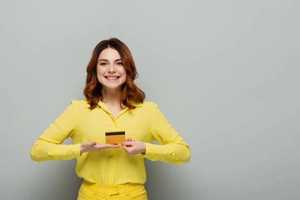 Gelukkig Vrouw Glimlachen Camera Terwijl Het Houden Van Credit Card — Stockfoto