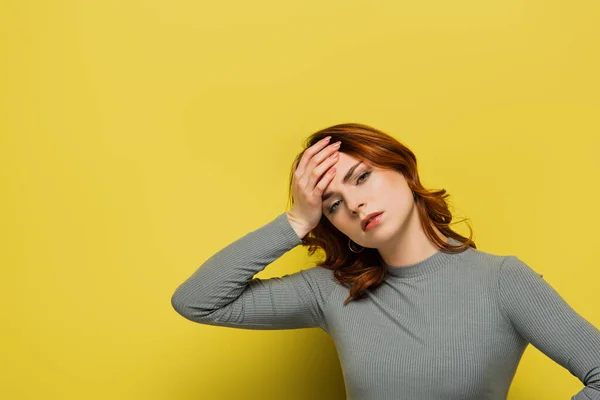 Donna Esausta Che Tocca Fronte Mentre Guarda Fotocamera Sul Giallo — Foto Stock