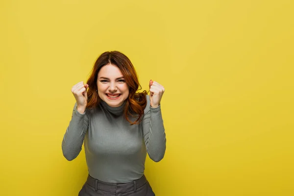 Opgewonden Vrouw Met Krullend Haar Staan Met Gebalde Vuisten Geïsoleerd — Stockfoto