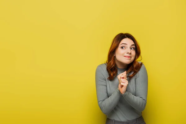 Mulher Curiosa Com Cabelo Encaracolado Olhando Para Amarelo — Fotografia de Stock