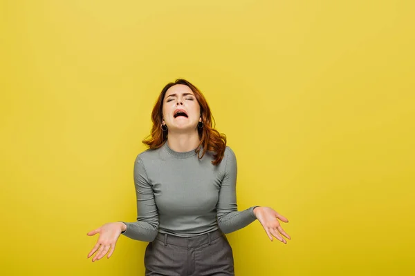 Mujer Frustrada Gimiendo Haciendo Gestos Aislados Amarillo —  Fotos de Stock