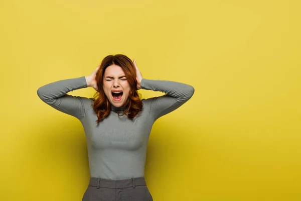 Young Woman Screaming While Touching Head Yellow — Stock Photo, Image