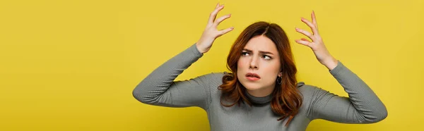 Mulher Estressada Com Cabelo Encaracolado Gesticulando Isolado Amarelo Banner — Fotografia de Stock