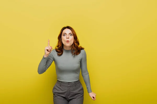 Mujer Sorprendida Teniendo Idea Mirando Cámara Amarillo — Foto de Stock