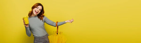 Mujer Asombrada Con Pelo Rizado Sosteniendo Taza Papel Paraguas Amarillo — Foto de Stock