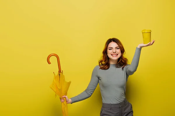 Happy Woman Curly Hair Holding Paper Cup Umbrella Yellow — Stock Photo, Image