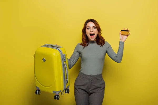 Femme Étonnée Avec Les Cheveux Bouclés Tenant Bagages Carte Crédit — Photo