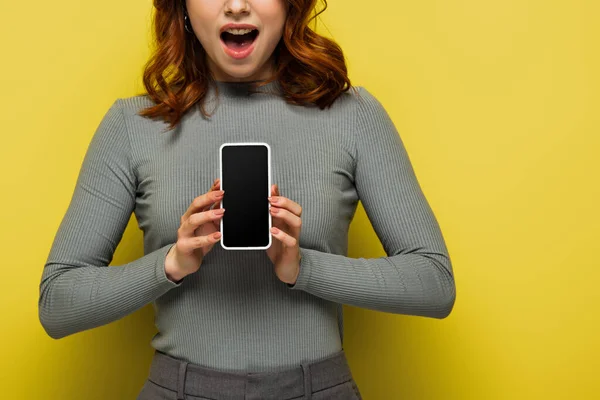 Vista Cortada Mulher Surpreendida Segurando Smartphone Com Tela Branco Amarelo — Fotografia de Stock