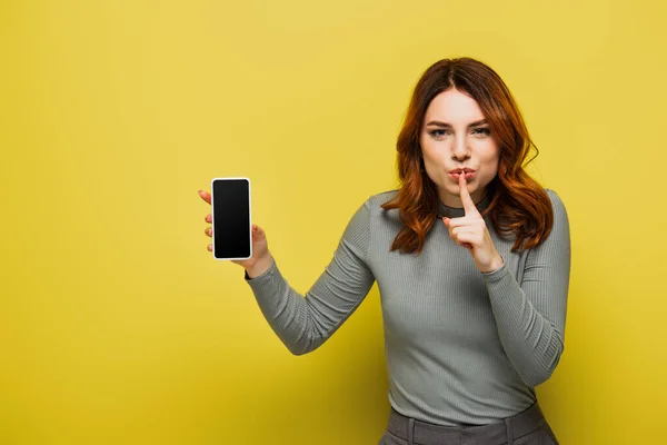 Mujer Con Pelo Rizado Mostrando Signo Silencio Celebración Teléfono Inteligente —  Fotos de Stock