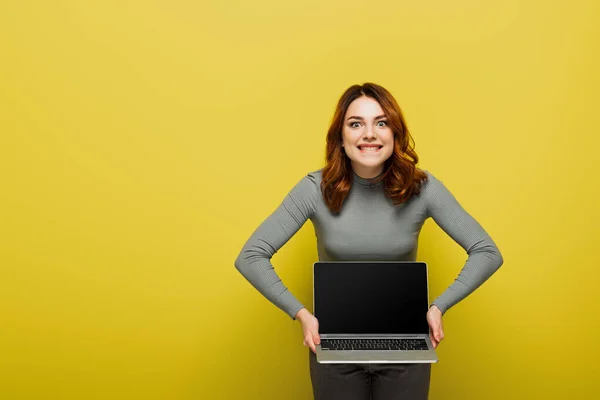 Vrolijk Jong Vrouw Met Krullend Haar Holding Laptop Met Blanco — Stockfoto