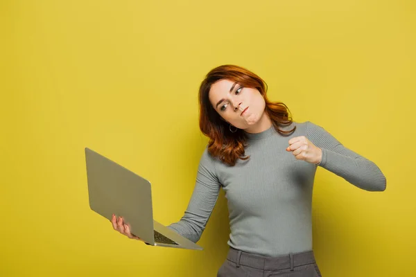 Божевільна Молода Жінка Кучерявим Волоссям Тримає Ноутбук Показує Згорнутий Кулак — стокове фото