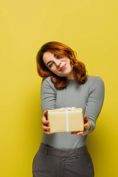 Felice Giovane Donna Possesso Scatola Regalo Sorridente Sul Giallo — Foto Stock