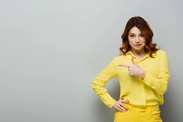 Young Curly Woman Yellow Shirt Standing Hand Hip Pointing Finger — Stock Photo, Image