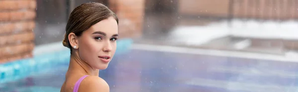 Mujer Joven Mirando Cámara Piscina Aire Libre Pancarta — Foto de Stock