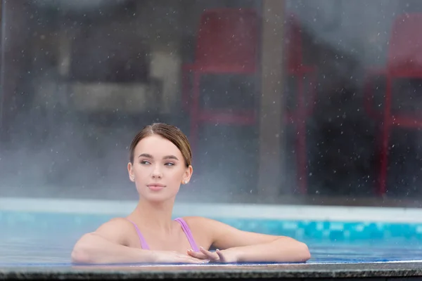 Yüzme Havuzunda Yıkanan Genç Bir Kadın — Stok fotoğraf