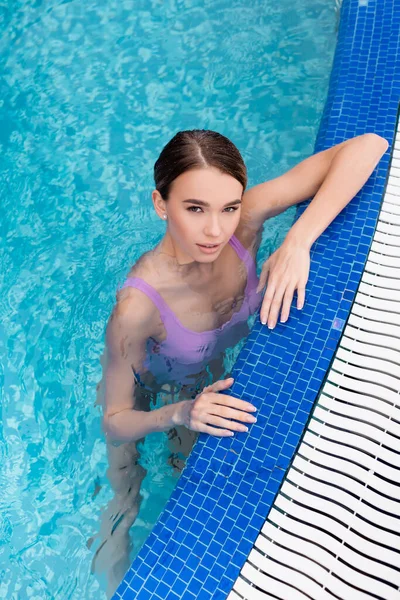 High Angle View Young Woman Looking Camera Bathing Outdoor Pool — Stock Photo, Image