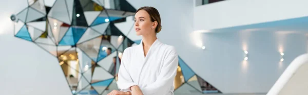 Ung Kvinna Vit Badrock Tittar Bort Spa Center Banner — Stockfoto