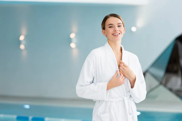 Alegre Joven Mujer Ajustando Albornoz Centro Spa — Foto de Stock