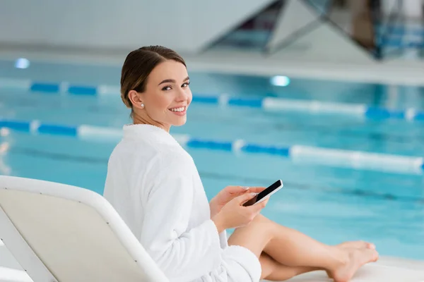 Young Happy Woman Resting Deck Chair While Holding Smartphone Pool — Stock Photo, Image