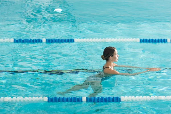 Side View Young Woman Relaxing Swimming Pool — Stock Photo, Image