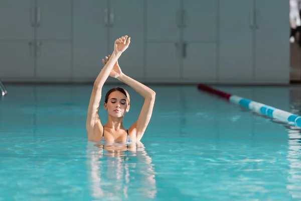 Молодая Женщина Поднятыми Руками Плавает Бассейне Роскошного Спа Центра — стоковое фото