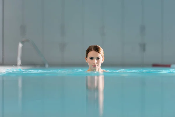 Pretty Young Woman Swimming Pool Luxury Spa Center — Stock Photo, Image