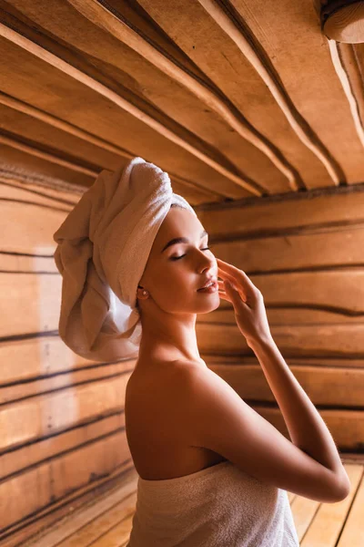 Young Woman White Towels Standing Sauna — Stock Photo, Image