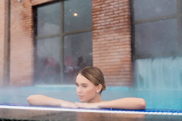 Young Woman Relaxing Hot Water Swimming Pool Spa Center — Stock Photo, Image