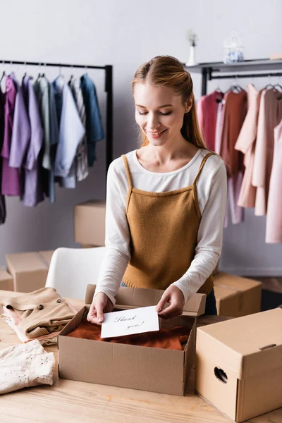 Happy Proprietor Putting Card Thank You Lettering Box Order Showroom — Stock Photo, Image