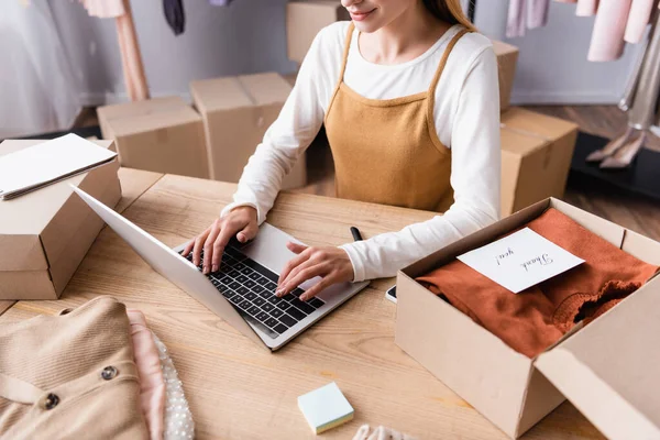 Partial View Businesswoman Typing Laptop Clothes Cardboard Boxes Showroom — 스톡 사진