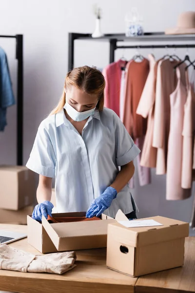 Giovane Venditore Maschera Medica Imballaggio Vestiti Scatole Cartone Boutique Moda — Foto Stock