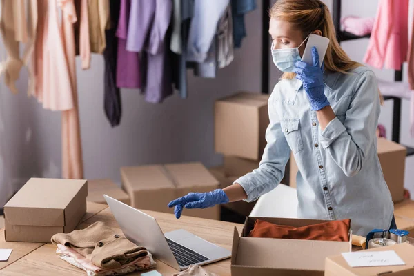 Seller Medical Mask Accepting Order Mobile Phone While Working Laptop — Stock Photo, Image