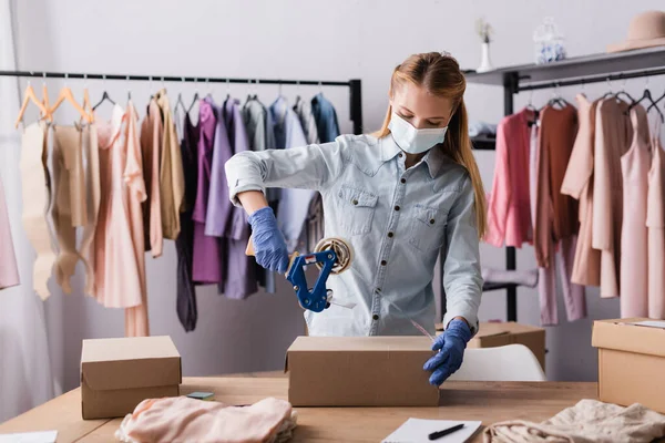 Giovane Proprietario Maschera Protettiva Scatola Sigillante Showroom Con Nastro Adesivo — Foto Stock