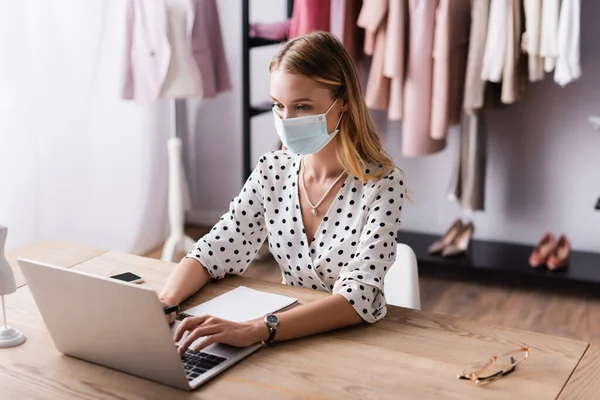 Showroom Owner Safety Mask Typing Laptop Workplace — Stock Photo, Image