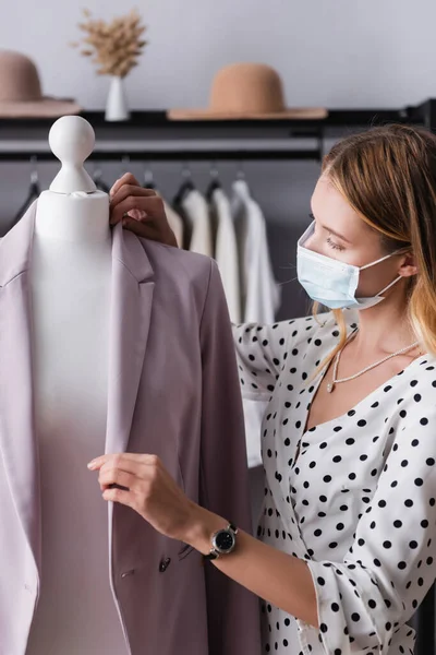 Joven Mujer Negocios Máscara Médica Ajustando Chaqueta Maniquí — Foto de Stock