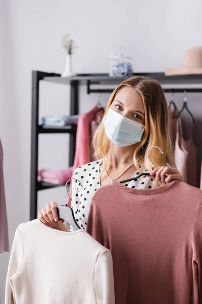 Showroom Proprietor Medical Mask Standing Hangers While Looking Camera — Stock Photo, Image