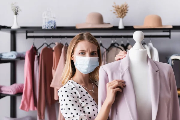 Worried Showroom Owner Medical Mask Looking Camera Blazer Mannequin — Stock Photo, Image