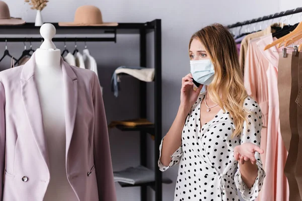 Worried Showroom Proprietor Medical Mask Talking Mobile Phone Mannequin — Stock Photo, Image